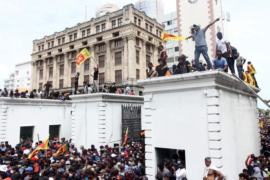 Manifestantes invadiram o complexo do Palácio Presidencial do país