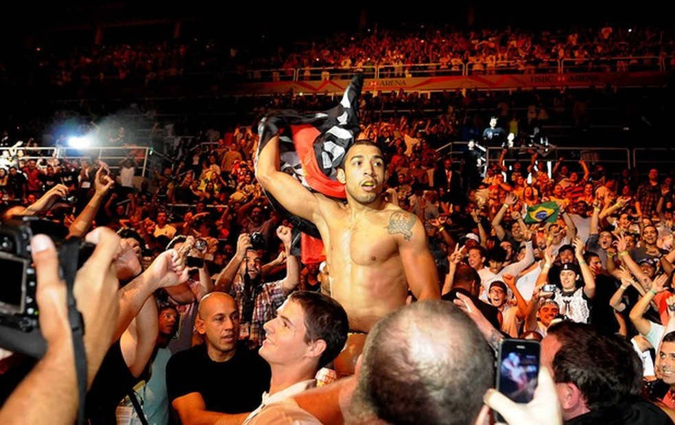 José Aldo é carregado pelo povo após sua vitória no UFC Rio 2: ele recebeu o apelido de "Rei do Rio" — Foto: Acervo