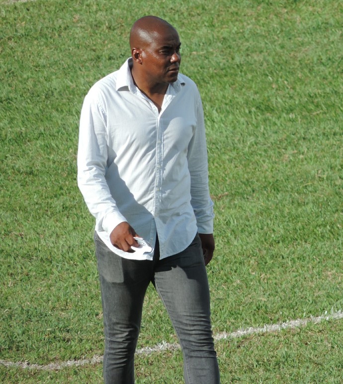 Gilmar Tadeu comemora vitória em casa, mas se concentra nos erros (Foto: Ronaldo Nascimento / GloboEsporte.com) Gilmar Tadeu comemora vitória em casa, mas se concentra nos erros (Foto: Ronaldo Nascimento / GloboEsporte.com)