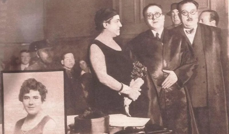 Aurora Rodríguez Carballeira, durante seu julgamento, vestida de preto com um ramo de cravos vermelhos nas mãos (Foto: BBC)