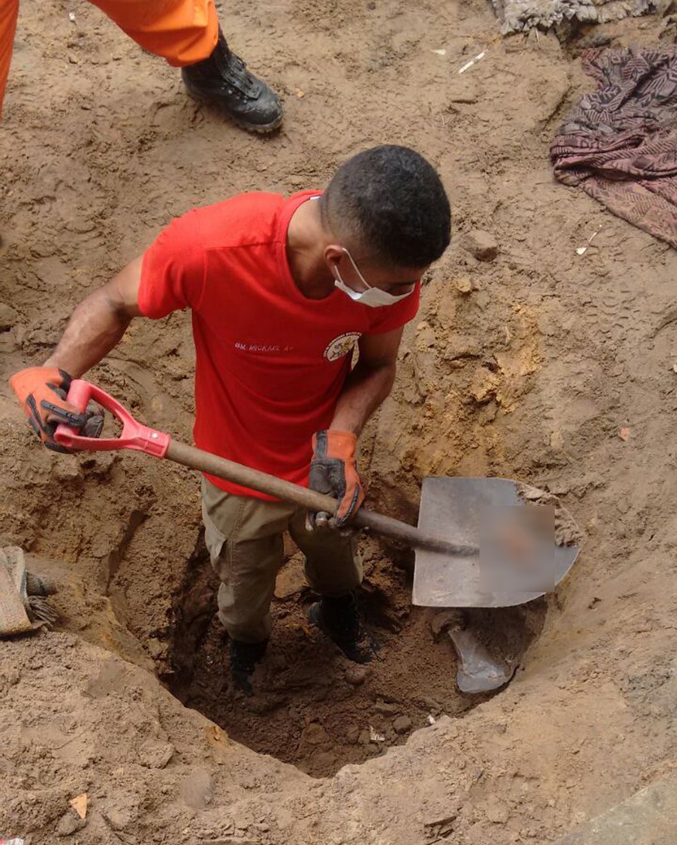 Dois corpos decepados e decapitados foram encontrados enterrados no quintal de uma casa no Norte do Piauí — Foto: Divulgação / Corpo de Bombeiros
