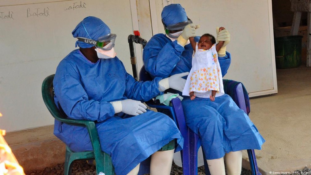 Última paciente de ebola na Guiné foi uma bebê de 34 dias, que se recuperou da doença em novembro de 2015 — Foto: AFP/C. Binani