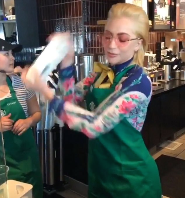 A cantora Lady Gaga trabalhando em uma rede de café (Foto: Instagram)