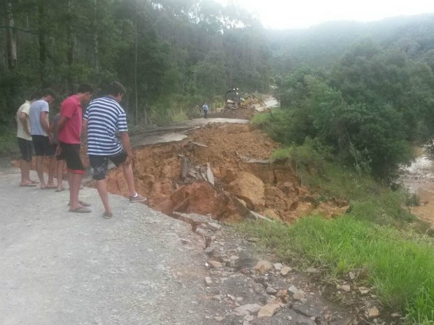 Estrada cedeu na comunidade Rio Wildy (Foto: Prefeitura de Salete/Divulgação)