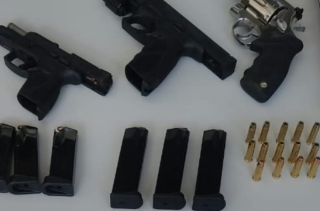 Após ameaçar vítima com arma por ciúmes, jovem é detida em Uberlândia e companheiro dela por porte ilegal de armas