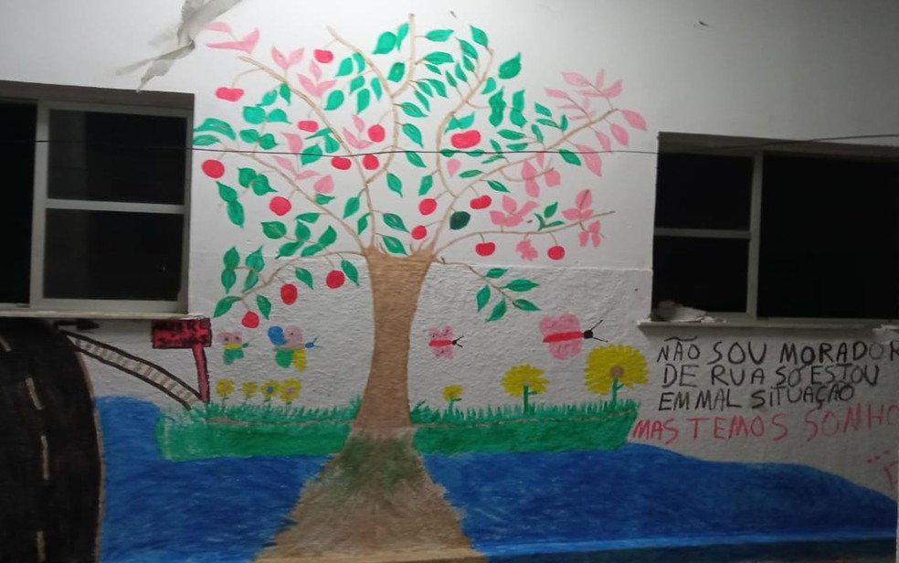 Jovem de 28 anos expressa sentimentos vividos nas ruas em parede de abrigo — Foto: Pastoral do Povo da Rua