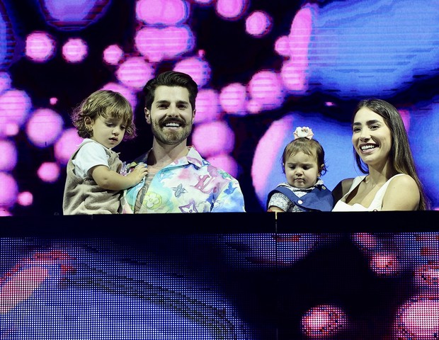 Alok y Romana Novas con Raika y Ravi (Foto: Manuela Scorpa / Brasil Noticias)