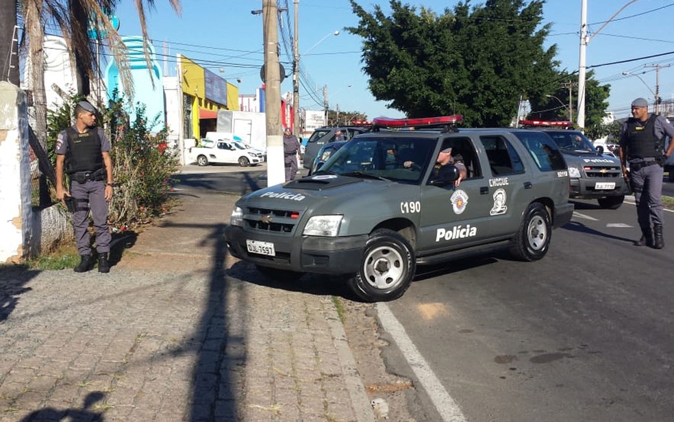 Viaturas do Choque chegam à 2ª Seccional de Campinas, nesta terça-feira (14) (Foto: Lícia Mangiavacchi/EPTV)