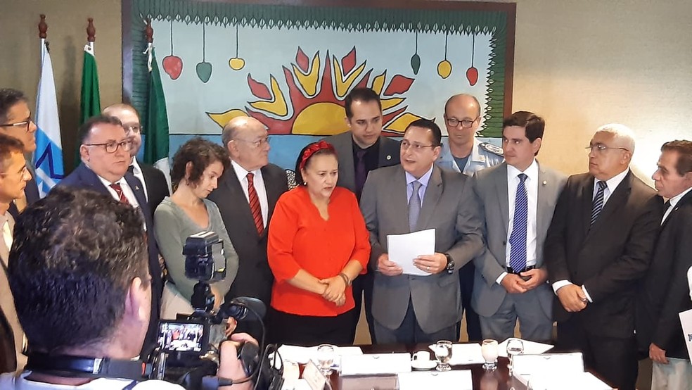 Governadora do RN, Fátima Bezerra (PT), entrega projeto de lei 'Moto Legal' a deputados estaduais.  — Foto: Sérgio Henrique Santos/Inter TV Cabugi