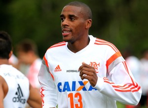 Macaé rebate acusação de falta de alimentação feita por zagueiro do Fla