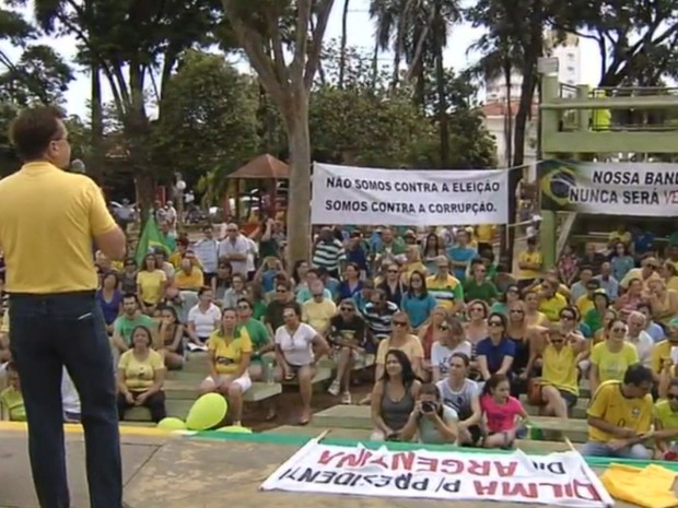 Protesto foi realizado em uma praça em Araçatuba (Foto: Pollyana Moda/TV TEM)
