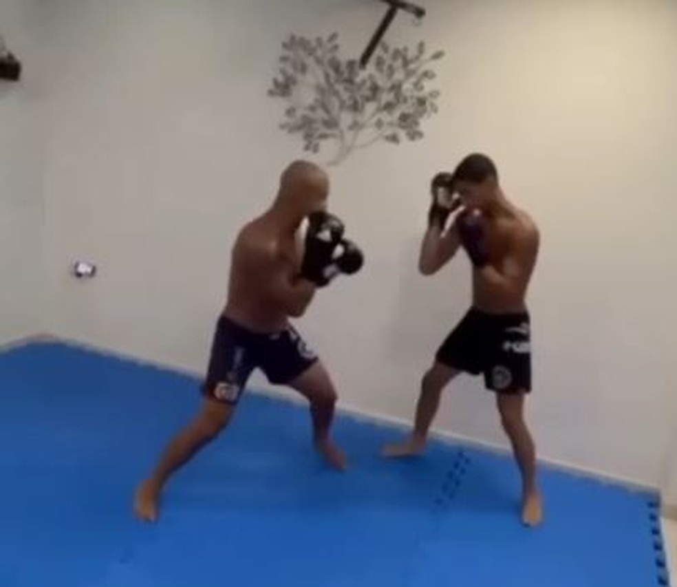 Pai e filho treinam juntos MMA — Foto: Reprodução