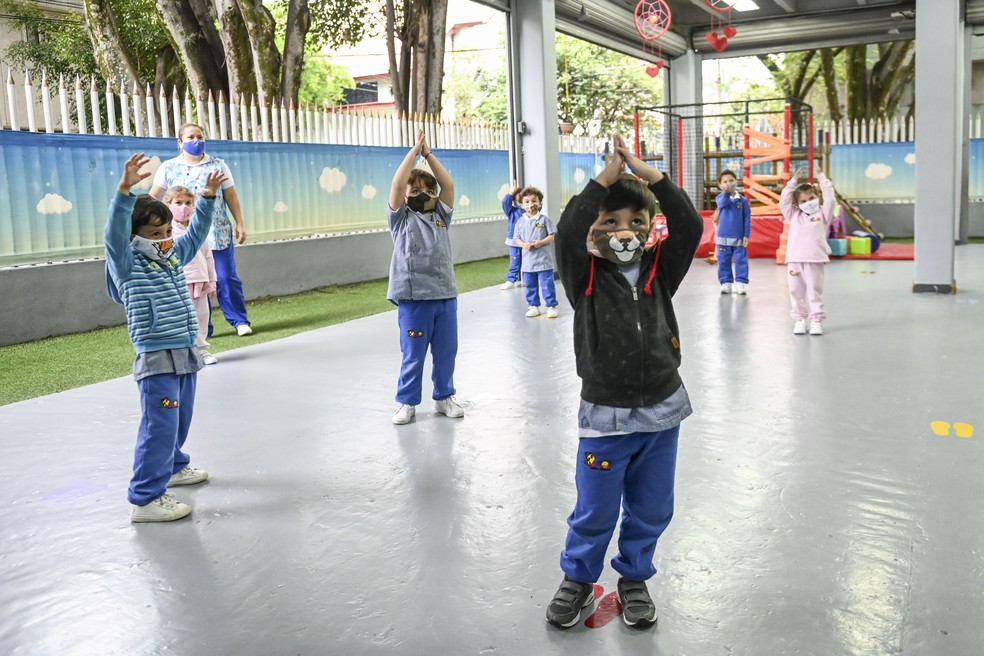 Crianças fazem aula de educação física em uma escola de jardim-de-infância em Medellín, na Colômbia, usando máscaras, no dia 3 de setembro, em meio à pandemia de Covid-19. — Foto: Joaquin Sarmiento / AFP