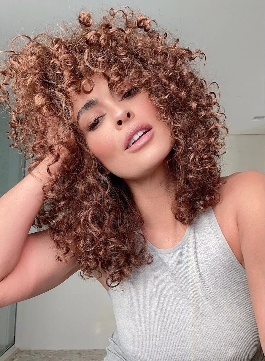 Cabelo cacheado com luzes: 23 inspirações para atualizar o visual