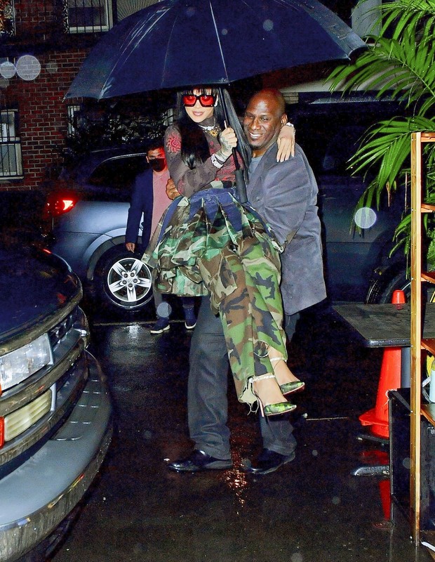 Rihanna e o segurança (Foto: The Grosby Group)