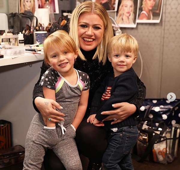 A cantora Kelly Clarkson com os filhos (Foto: Instagram)