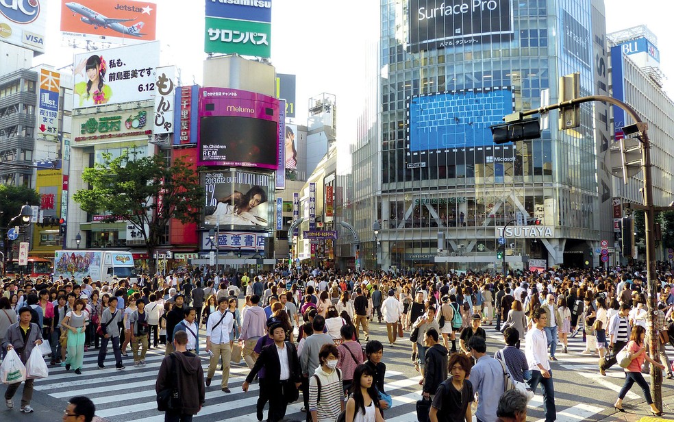 Pessoas caminham em Tóquio, capital do Japão — Foto: cegoh/Creative Commons