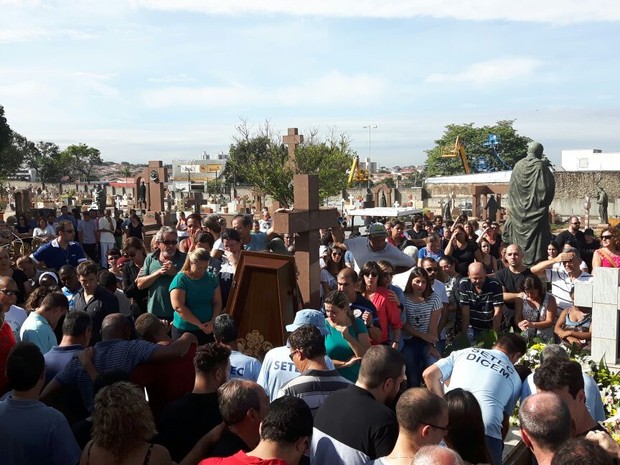 Vítimas da chacina são enterradas em Campinas (Foto: Murillo Gomes / G1)