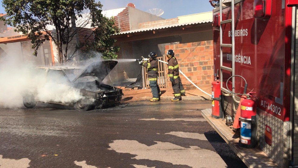 Carro foi atingido por incêndio em Adamantina — Foto: Portal Siga Mais/Cedida