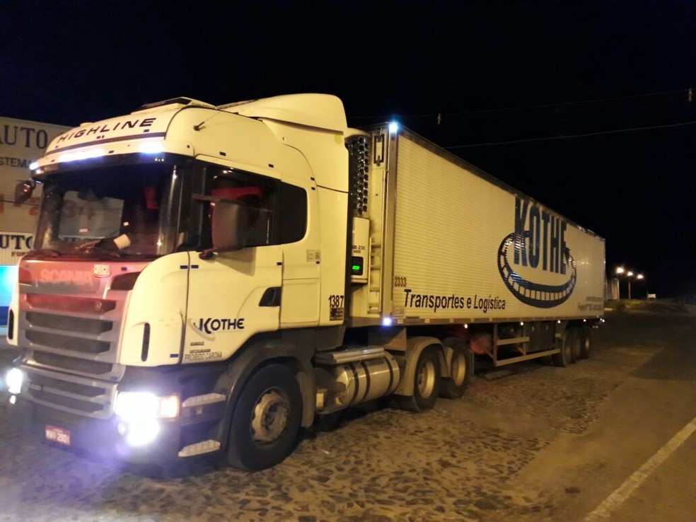 Carreta que fazia o transporte de chocolates tem rastreador (Foto: Polícia Rodoviária Federal / Divulgação)