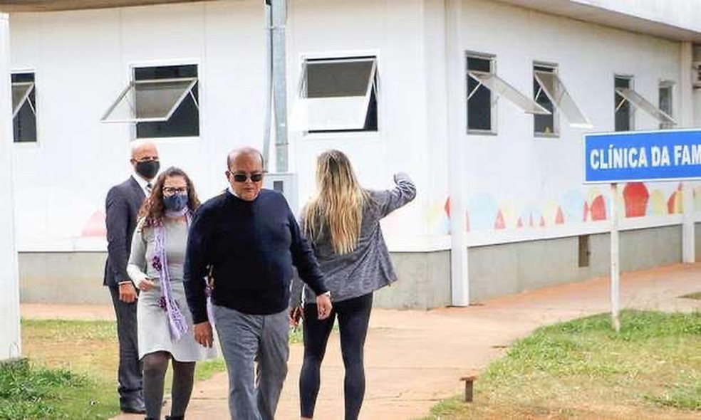 Governador Ibaneis Rocha (MDB) é visto sem máscara de proteção na UPA de Sobradinho, no DF — Foto: Agência Brasília