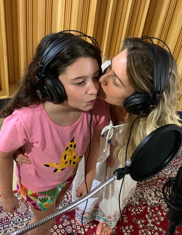 Leticia Spiller canta com a filha, Stella (Foto: Reprodução/Instagram)