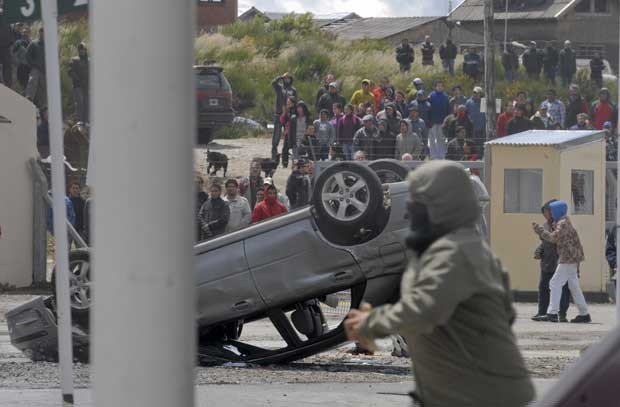 Carro foi virado durante saque a supermercado em Bariloche nesta quinta-feira (20) (Foto: AP)