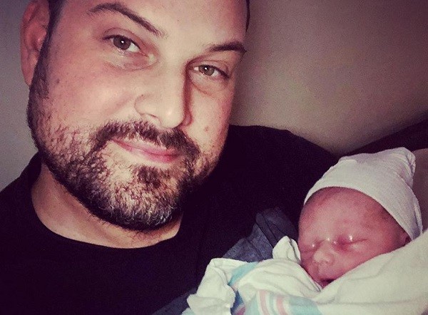 Max Adler com seu primeiro filho Dylan, nascido durante a pandemia do novo coronavírus (Foto: Instagram)
