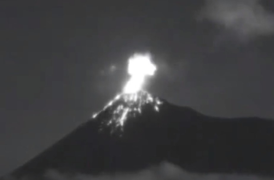 Vulcão Fuego entra em erupção na Guatemala e lança lava a 500 metros acima da cratera