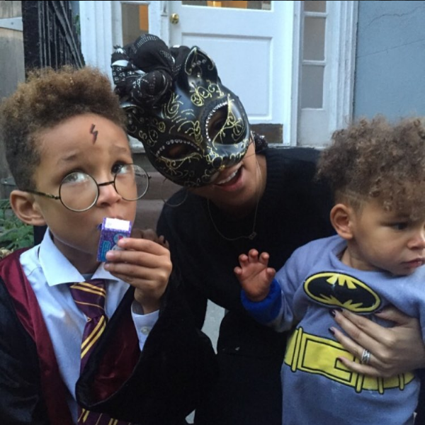 A cantora Alicia Keys com os filhos no Halloween (Foto: Instagram)
