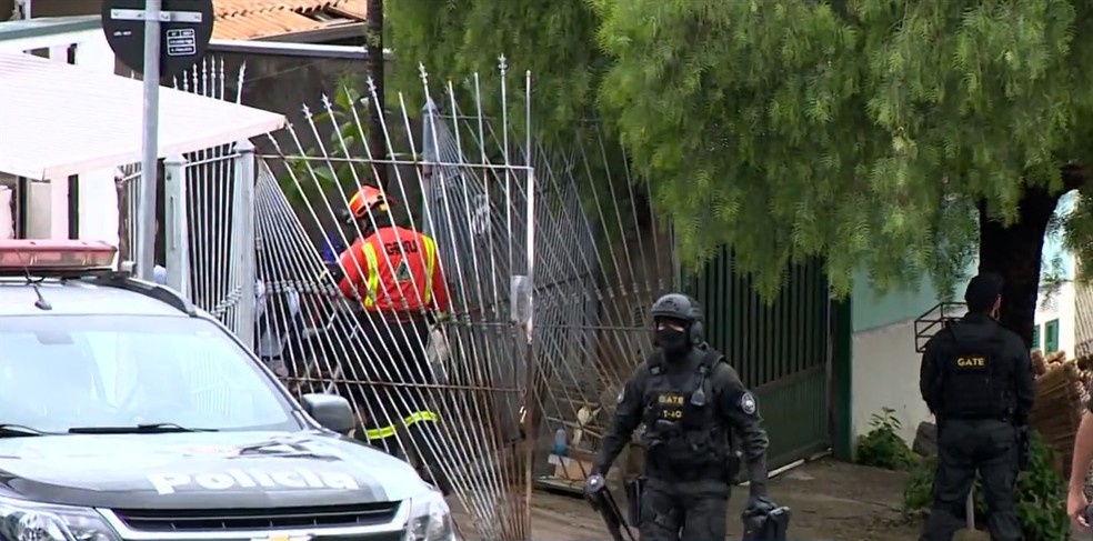 Gate é acionado após homem ameaçar família com faca em Campinas — Foto: Reprodução/EPTV