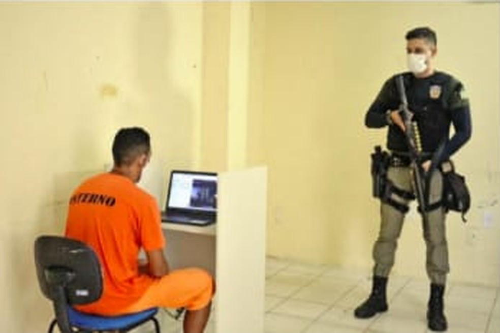 Detentos agora têm direito a visita virtual que dura 5 minutos — Foto: Defensoria Pública/reprodução