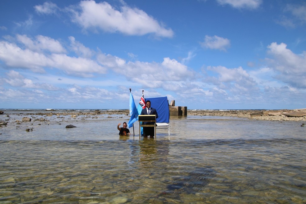 Ministro de Tuvalu grava vídeo para COP26 de dentro do mar para alertar que ilha está desaparecendo. — Foto: Governo de Tuvalu/Redes sociais