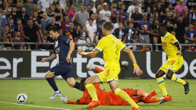 Messi dribla o goleiro para marcar seu gol em PSG x Nantes