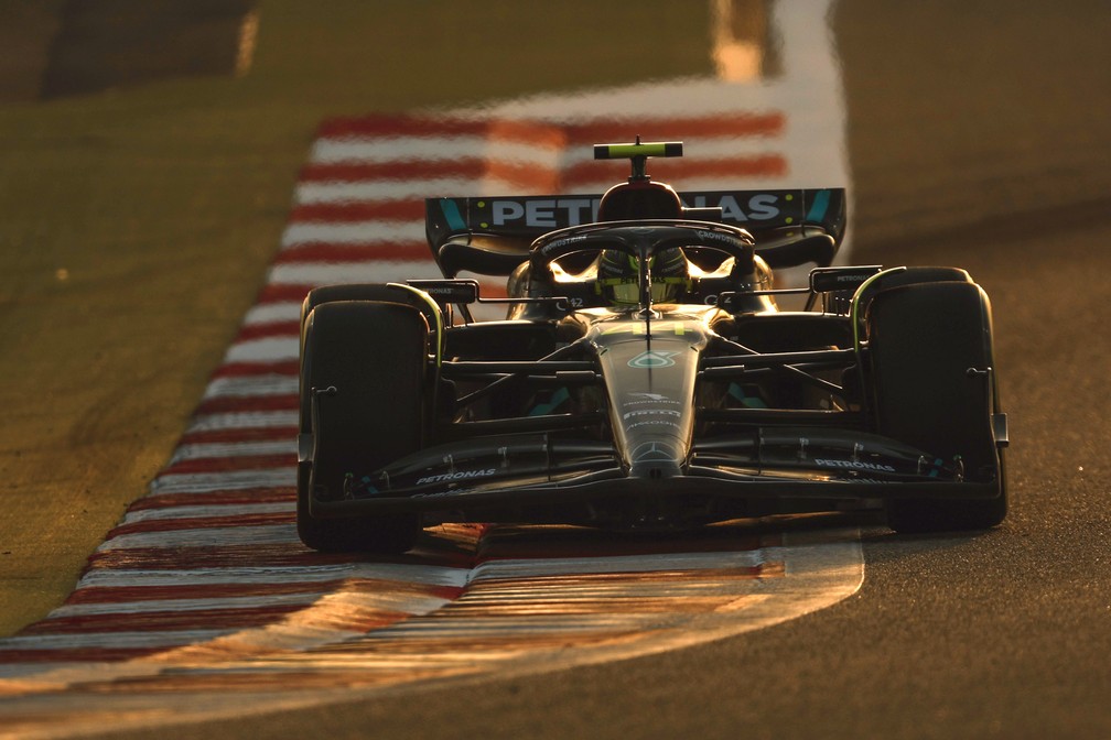 Lewis Hamilton terminou a pré-temporada com o segundo melhor tempo da classificação geral no Bahrein — Foto: LAT Images/Mercedes-AMG