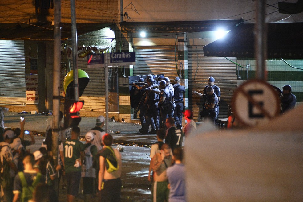 PM dispersa torcedores na rua Palestra Italia â€” Foto: Marcos Ribolli
