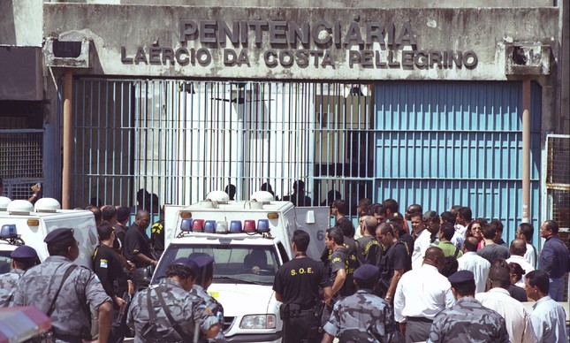Agentes penitenciários e policiais na porta do presídio tomado por Beira-Mar, em 2002