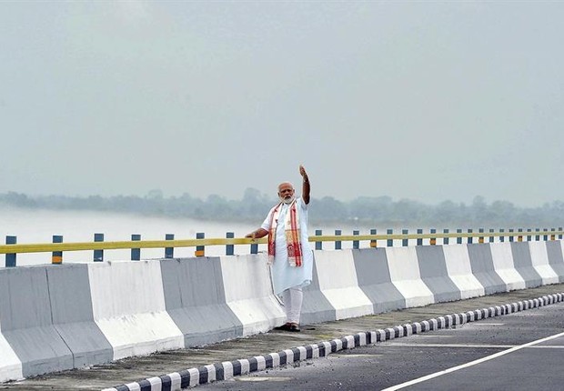 Narendra Modi na ponte recém-inaugurada (Foto: EFE)