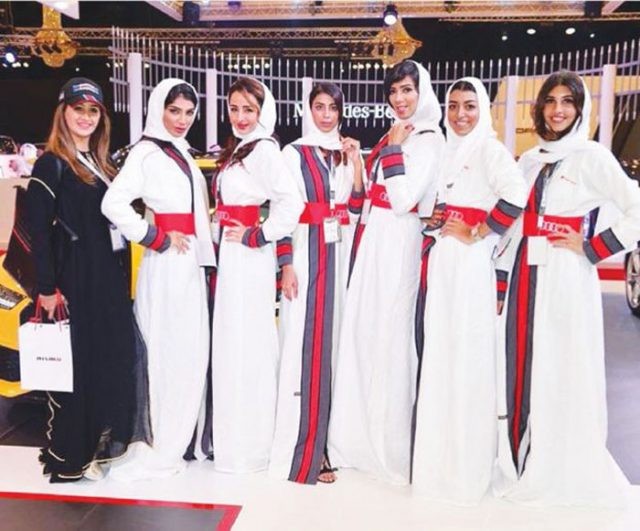 Modelo posam ao lado de carro de luxo no evento em Jeddah