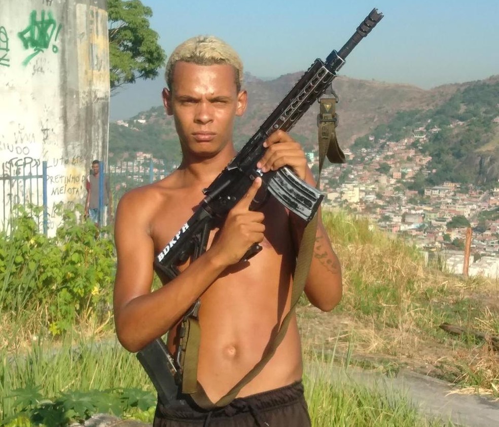 Criminoso preso pela PM ostentava armas nas redes sociais — Foto: Divulgação/PM