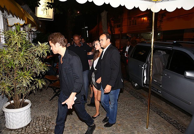 Paul Wesley e Phoebe Tonkin chegam ao restaurante Antiquarius, no Rio (Foto: Gabriel Reis e Henrique Oliveira / Ag. News)