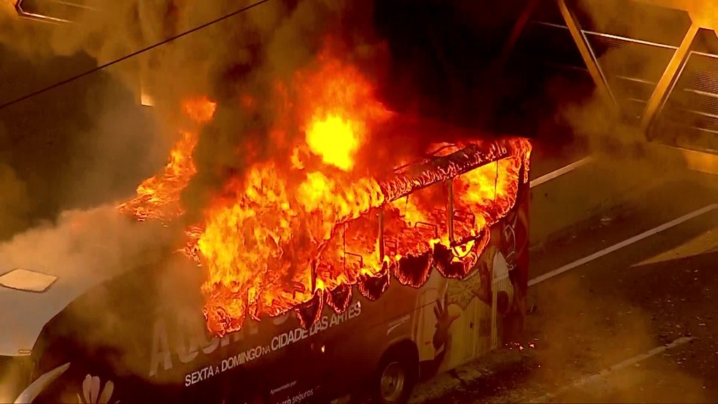 Ônibus em chama interrompe trânsito na Linha Amarela, no Rio — Foto: Reprodução/ TV Globo