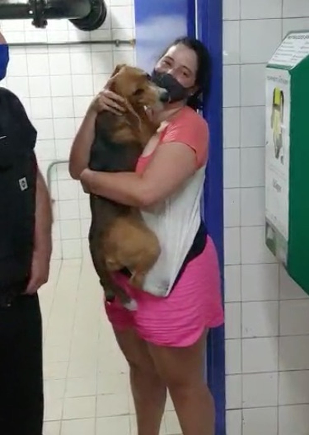 Patrícia Silva reencontra a cadelinha Bailey, que tinha fugido de casa na noite anterior. — Foto: Reprodução