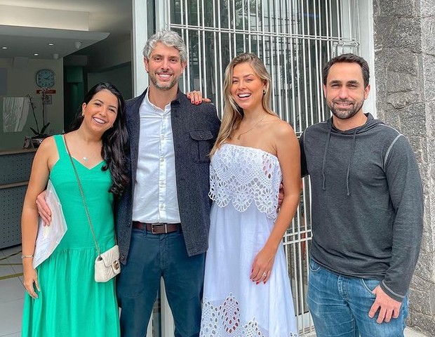 Isabella Cecchi e Pedro Orduña com os padrinhos Isabel Ramos e Rogério Feitosa (Foto: Instagram)