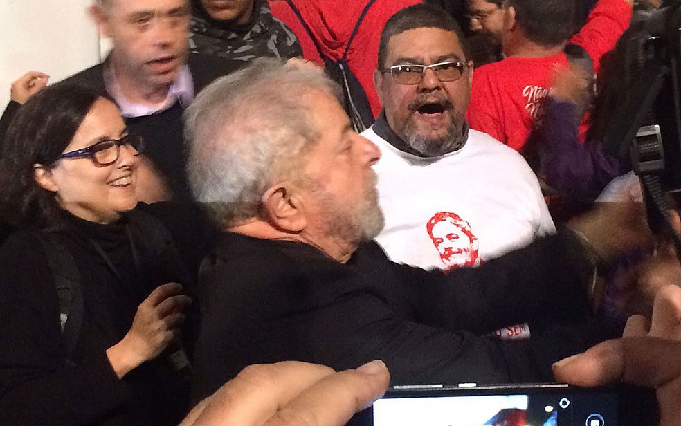 Ex-presidente Lula chega ao protesto na Avenida Paulista (Foto: Glauco Araújo/G1)