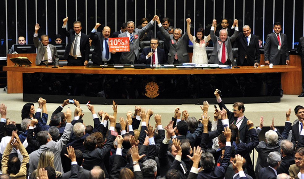 Foto de 2014 mostra o momento em que deputados comemoram aprovação final do Plano Nacional de Educação, proposta do Executivo que tramitava desde 2010 no Legislativo — Foto: Gustavo Lima/Câmara