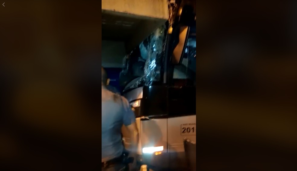 Ãnibus furtado por cobrador, que bateu no Terminal Santo Amaro, em SÃ£o Paulo (Foto: ReproduÃ§Ã£o/Facebook)