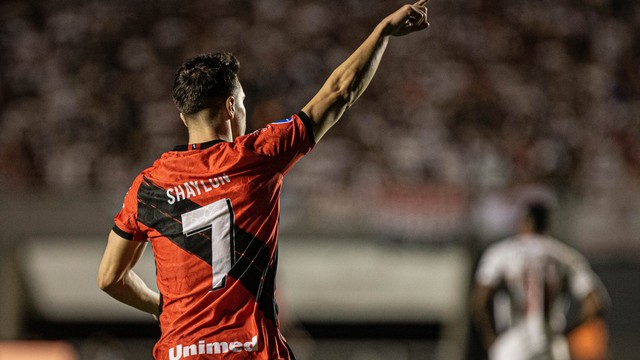 Shaylon comemora gol do Atl&eacute;tico-GO contra o S&atilde;o Paulo