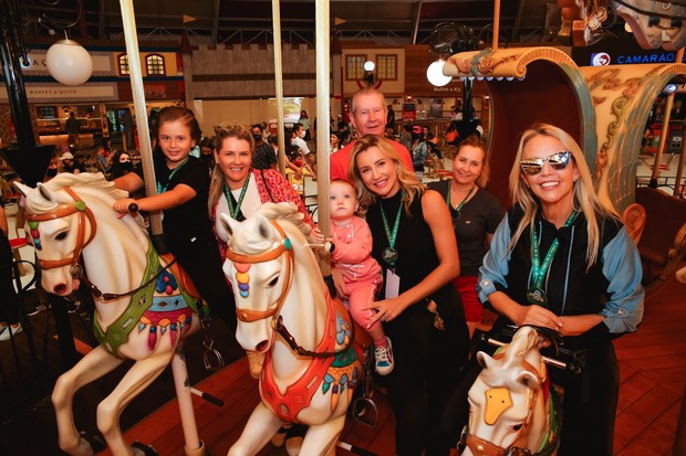 Ana Paula Siebert curte parque de diversões com Vicky e mais familiares (Foto: Guma Miranda/AgNews)
