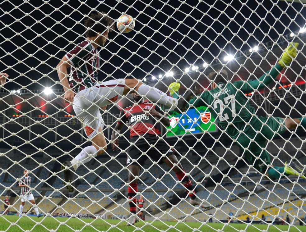Em cima da linha! Hudson evitou a virada do Flamengo na pressão do rival no fim — Foto: André Durão